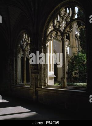 ARTE GOTICO FLORIDO. ESPAÑA. SIGLO XV. GUAS, Juan (m. Toledo, 1496). Arquitecto y escultor Español de origen bretón. MONASTERIO DE SAN JUAN DE LOS REYES. Vista parcial del CLAUSTRO. TOLEDO. Kastilien-la Mancha. Stockfoto