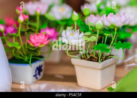 Cute künstliche Pink Lotus Blumen oder Seerose. Künstliche Lotus Blume, handgefertigte Ton Lotus Blüte mit grünen Blättern und rosa Blütenblatt, DIY-kunst Produkt Stockfoto