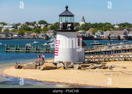 Brant Point Lighthouse schützt Seemänner in Nantucket Harbor auf Nantucket Island. Stockfoto