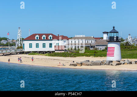 Brant Point Lighthouse schützt Seemänner in Nantucket Harbor auf Nantucket Island. Stockfoto