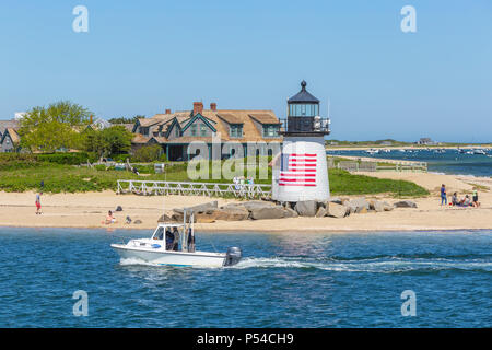 Brant Point Lighthouse schützt Seemänner in Nantucket Harbor auf Nantucket Island. Stockfoto