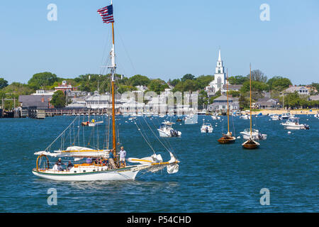 Sloop "Bemühen" unter den Segelbooten und anderen Sportbooten in Nantucket Harbor in Nantucket, Massachusetts. Stockfoto