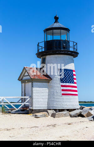 Brant Point Lighthouse schützt Seemänner in Nantucket Harbor auf Nantucket Island. Stockfoto