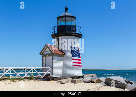 Brant Point Lighthouse schützt Seemänner in Nantucket Harbor auf Nantucket Island. Stockfoto