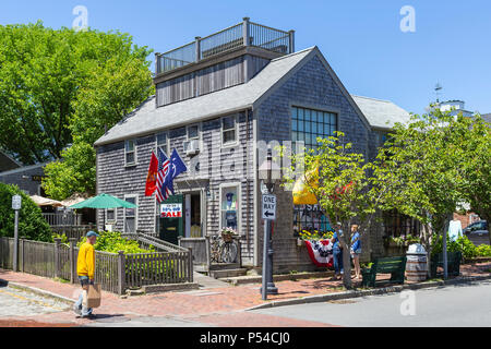 Universität von Nantucket Sportswear und andere Geschäfte in der Water Street in Nantucket, Massachusetts. Stockfoto