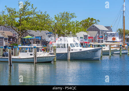 Boote angedockt in der Marina neben geraden Wharf in Nantucket, Massachusetts. Stockfoto