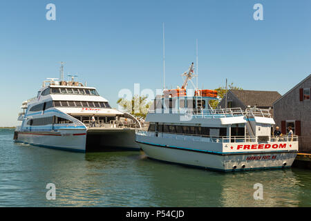 Ein hy-line Fähren Kreuzfahrten nach Hyannis und eine Freiheit Cruise Line Fähren nach Harwich Hafen bereiten gerade Wharf in Nantucket, Massachusetts abzuweichen. Stockfoto