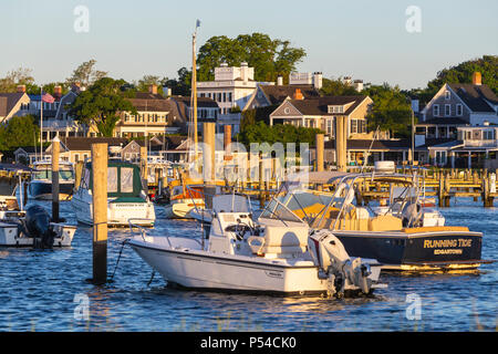 Boote vor Anker und im Hafen angedockt, der durch Häuser stattliche Kapitäne" in Chatham, Massachusetts auf Martha's Vineyard übersehen. Stockfoto