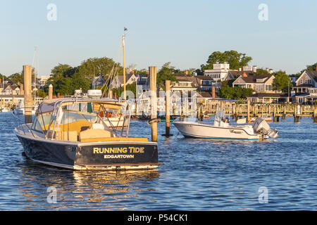Boote vor Anker und im Hafen angedockt, der durch Häuser stattliche Kapitäne" in Chatham, Massachusetts auf Martha's Vineyard übersehen. Stockfoto