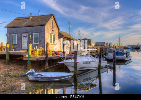 Die kommerzielle Fischerdorf Menemsha und Boote in Menemsha Becken in Chilmark, Massachusetts auf Martha's Vineyard angedockt. Stockfoto