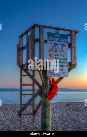 Die aufgehende Sonne bringt Farbe in den Himmel über den Weinberg während der Morgendämmerung auf menemsha Strand in Chilmark, Mass auf Martha's Vineyard. Stockfoto