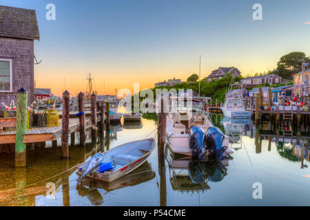 Die kommerzielle Fischerdorf Menemsha unter einem bunten Himmel während der Morgendämmerung, im Chilmark, Massachusetts auf Martha's Vineyard. Stockfoto