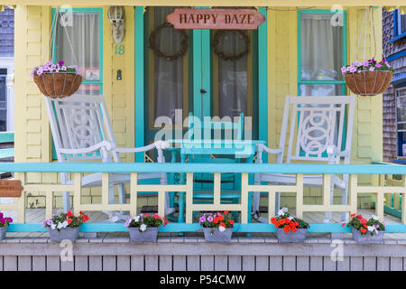 Der Veranda eines bunten gingerbread Cottage in der Martha's Vineyard Camp Meeting Association (MVCMA) in Oak Bluffs, Massachusetts. Stockfoto