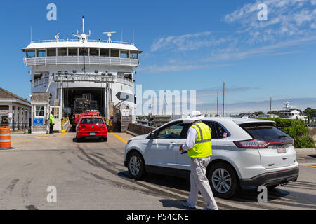 Ein Mann sammelt Bordkarten Autos an Bord des Dampfschiffes Behörde Fähre 'MV Insel Startseite ' in Vineyard Haven auf Martha's Vineyard geladen werden. Stockfoto