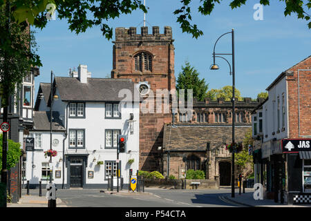 Das White Hart Taverne und St. Mary's Church in Cheadle, Cheshire, UK. Stockfoto