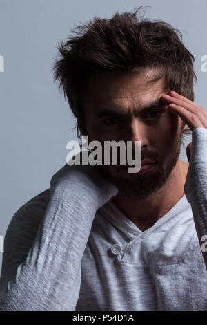 Close up Portrait von Nachdenklich, besinnlich und betrachten den Menschen denken mit Schatten auf dem Gesicht. Emotionale und dramatische Stimmung. Die Entscheidung schwer. Despai Stockfoto