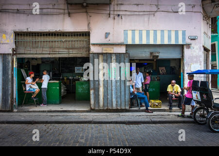 Havanna, Kuba - ca. Mai 2016: Typische Ecke im Centro Havanna mit Einheimischen. Stockfoto