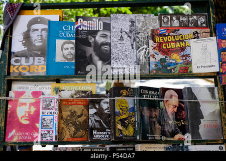 Havanna, Kuba - ca. Mai 2016: Zeitungsstand verkaufen alte Bücher in den Straßen von Havanna Stockfoto