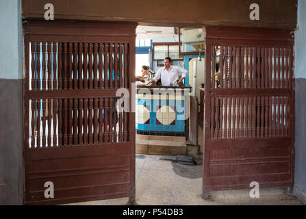 Havanna, Kuba - ca. Mai 2016: Typische Bar in Havanna. Stockfoto