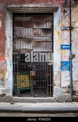 Havanna, Kuba - ca. Mai 2016: Verlassene store im Centro Havanna, Kuba. Stockfoto