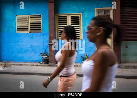 Havanna, Kuba - ca. Mai 2016: Frauen gehen in den Straßen der Altstadt von Havanna, Kuba. Stockfoto