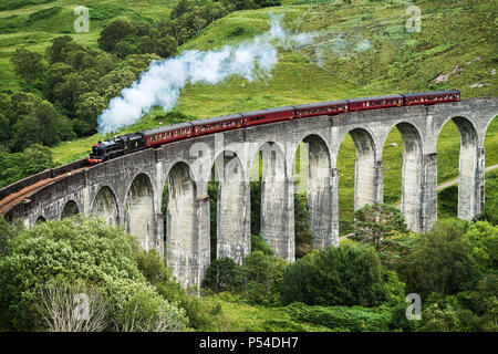 Die Jacobite Steam Train crossing Eisenbahnviadukt der Glenfinnan, Schottland Stockfoto