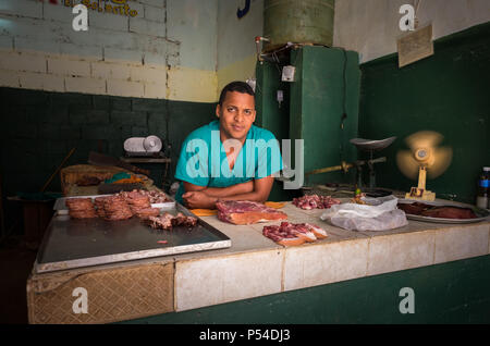 Havanna, Kuba - ca. Mai 2016: Metzger in der Altstadt von Havanna, Kuba. Stockfoto