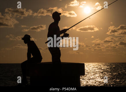 Havanna, Kuba - ca. Mai 2016: Mann angeln vom Malecon in Havanna, Kuba. Stockfoto