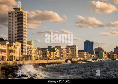 Havanna, Kuba - ca. Mai 2016: Blick auf den Malecon in Havanna, Kuba. Stockfoto