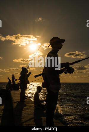 Havanna, Kuba - ca. Mai 2016: Leute Angeln vom Malecon in Havanna, Kuba. Stockfoto