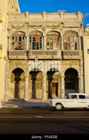 Havanna, Kuba - ca. Mai 2016: Classic American Auto vor einem alten Gebäude der Malecon in Havanna, Kuba geparkt. Stockfoto