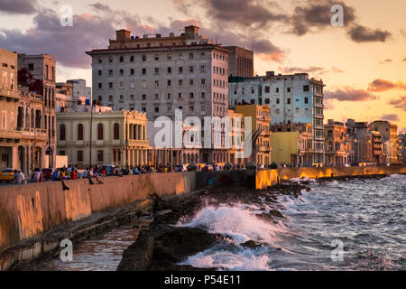 Havanna, Kuba - ca. Mai 2016: Blick auf den Malecon in Havanna, Kuba. Stockfoto