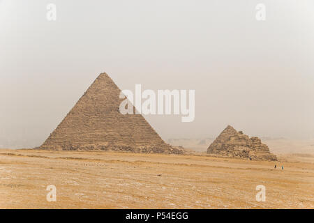 Die menkaure Pyramide (links), und den drei kleinen "Königin Pyramiden in Gizeh, Ägypten. Stockfoto