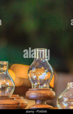 Schöne alte Lampe aus Glas und Kokospalme Holz, das berühmte lokale Produkt des südlichen Thailand zum Verkauf in Nachtmarkt in Bang Stockfoto