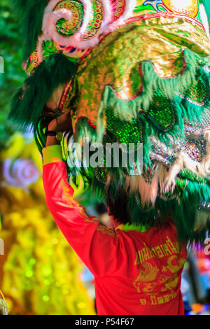 Bangkok, Thailand - 29. Januar 2017: Unbekannter Lion Dance team Aufwärmen sind für Lion Dance Shows am Abend während des chinesischen neuen Jahres Festival in Ba Stockfoto