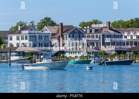 Boote vor Anker und im Hafen angedockt, der durch Häuser stattliche Kapitäne" in Chatham, Massachusetts auf Martha's Vineyard übersehen. Stockfoto