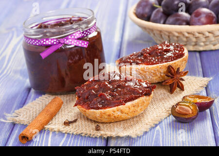 Frisch zubereitete Sandwiches mit Pflaumen marmelade oder Konfitüre, Konzept der gesunden süßen Snacks, Frühstück oder Dessert Stockfoto