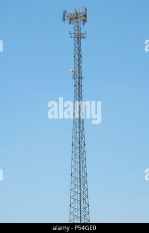 Zellturm mit Antennen Stockfoto