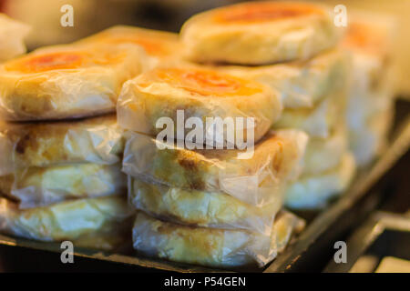 Mond Kuchen oder Chinesische alte Dessert namens 'Pia', alte Dessert aus Mehl zum Backen wärme Püriert goldenen Bohnen mit gesalzenen Eigelb gefüllt, Kinn Stockfoto