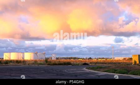 Getreidesilos im äußeren Hafen, Süd Australien, wo Export Körner wie Weizen zu den nahe gelegenen Versand Docks für Export conveyored sind, in der Dämmerung. Stockfoto