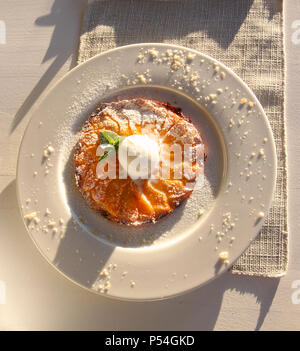 Foto von einer schönen Apple Apple Pie mit einer Sonnenblume Stockfoto