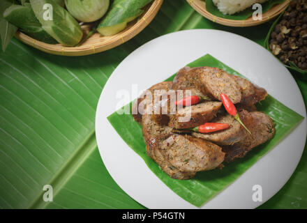 Gegrillten würzigen Würstchen auf Teller mit Gemüse auf der Ansicht von oben. Thai Traditinal Northern Foods. Lokale Küche im Norden von Thailand. Stockfoto