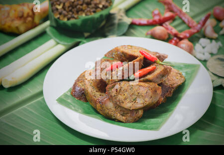 Gegrillten würzigen Würstchen auf Teller mit Zutaten. Thai Traditinal Northern Foods. Lokale Küche im Norden von Thailand. Stockfoto