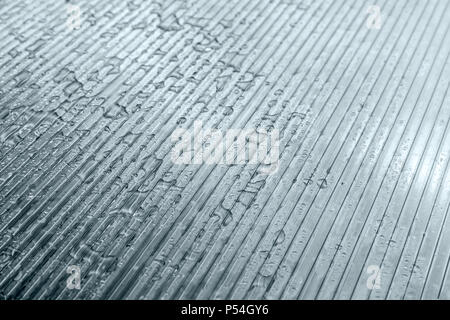 Tropfen regen Wasser auf Glas Dachfläche closeup Stockfoto