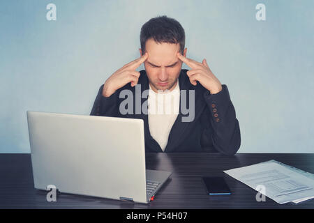 Junge nette Menschen, durch die der Ausfall des Systems mit den Händen auf dem Gesicht verloren, betonte, das Massieren des zeitlichen Region. Stress Müdigkeit fatigu Stockfoto