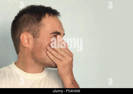 Studio Bild von einem jungen Mann mit Taschentuch. Kranken Kerl isoliert hat Schnupfen. Man macht eine Heilung für die allgemeine Kälte. Nerd Kerl eine Brille trägt. Stockfoto