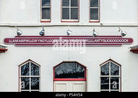 Die längste Ort Name des UK, der llanfairpwllgwyngyllgogerychwyrndrobwllllantysiliogogogoch auf dem öffentlichen Bahnhof. Stockfoto