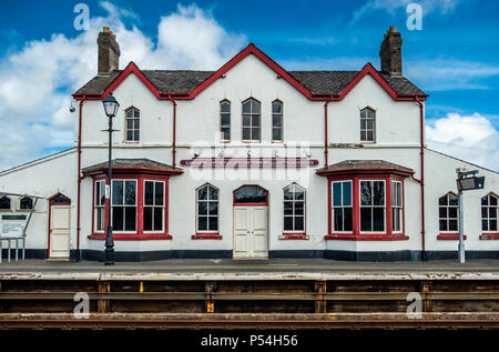 Die längste Ort Name des UK, der llanfairpwllgwyngyllgogerychwyrndrobwllllantysiliogogogoch auf dem öffentlichen Bahnhof. Stockfoto