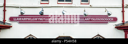 Die längste Ort Name des UK, der llanfairpwllgwyngyllgogerychwyrndrobwllllantysiliogogogoch auf dem öffentlichen Bahnhof. Stockfoto