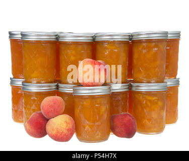 Gläser von frisch aus der Dose pfirsich Marmelade in den Zeilen auf weißem Hintergrund mit frischen reifen Pfirsiche um die vorderen jar isoliert gestapelt. Sommer Obst. Stockfoto